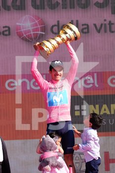2019-06-02 - Richard Carapaz alza il trofeo senza fine al cielo. - 21° TAPPA: VERONA-VERONA (CRONOMETRO INDIVIDUALE). - GIRO D'ITALIA - CYCLING